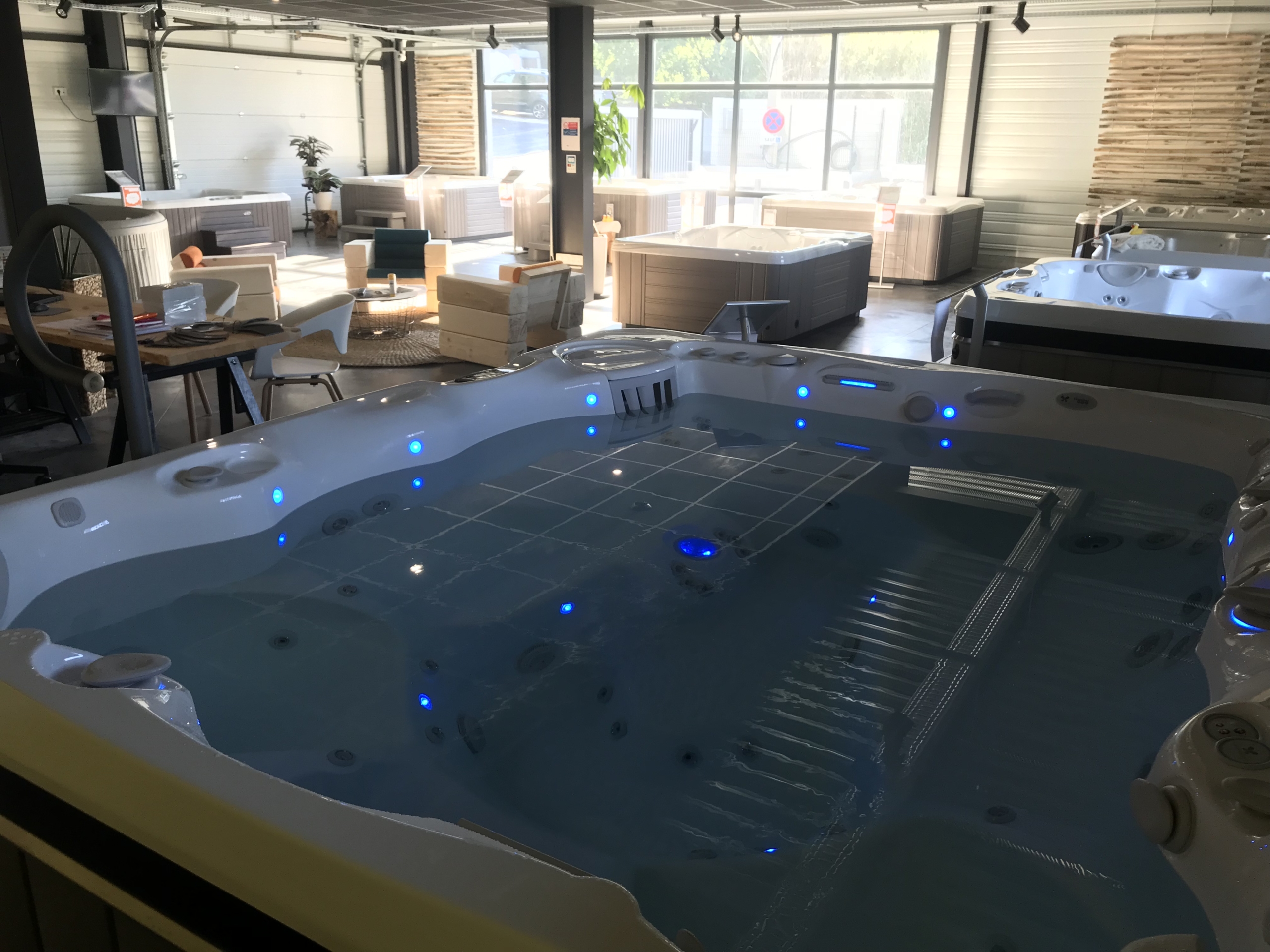 showroom jacuzzi caldera spas