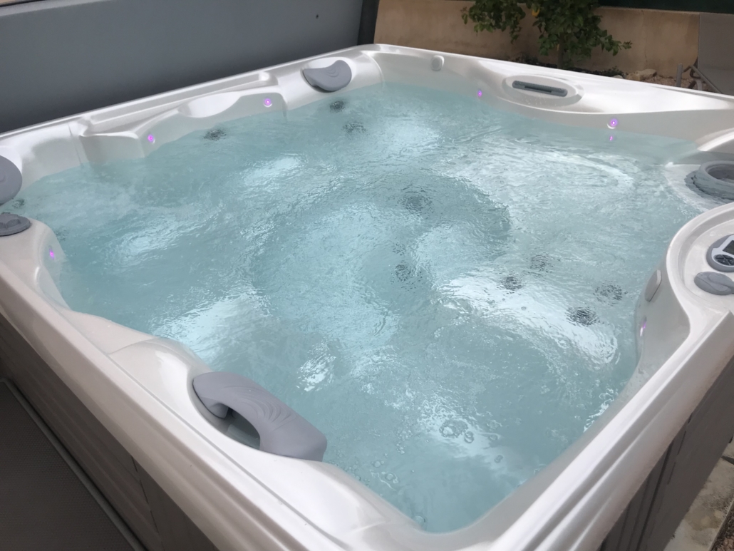 Grand spa 7 place gris et blanc marque caldera, jacuzzi haut de gamme