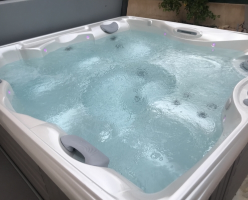 Grand spa 7 place gris et blanc marque caldera, jacuzzi haut de gamme